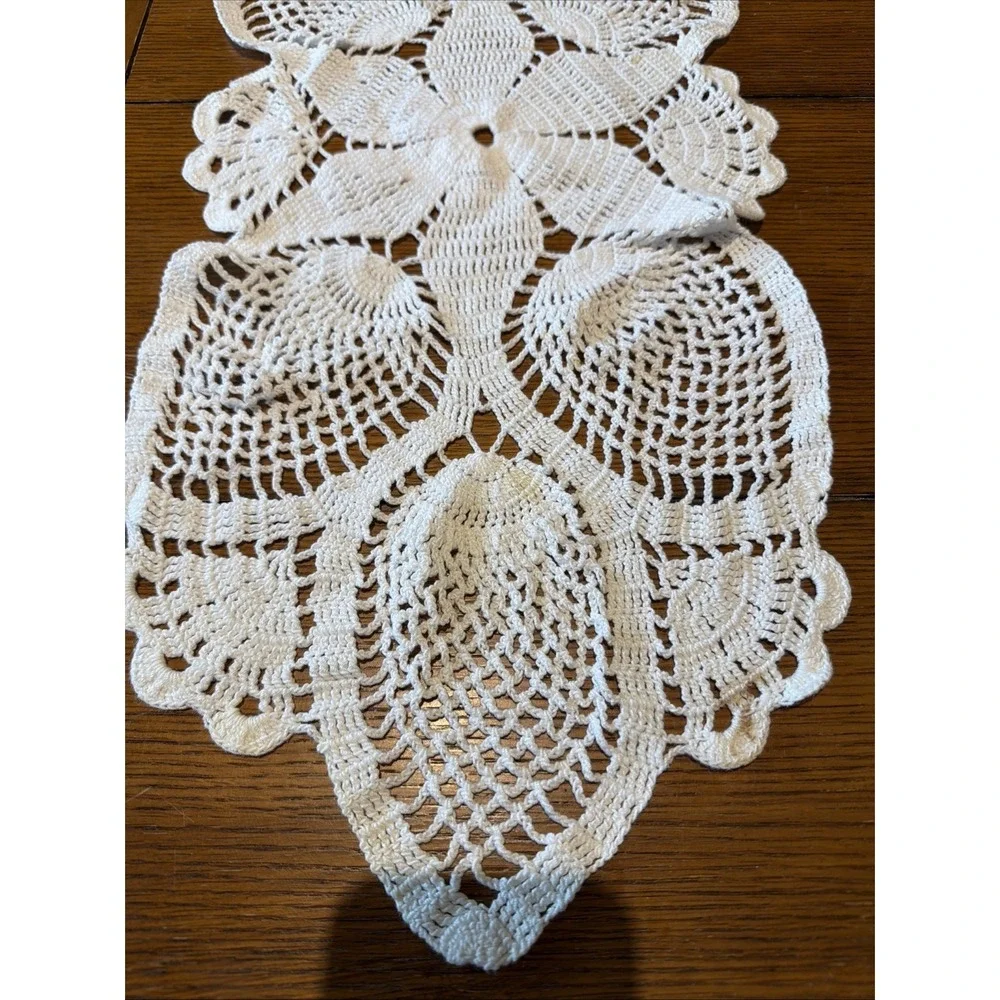 Vtg Hand Crocheted Table Runner Doily Pineapple Design 25.5